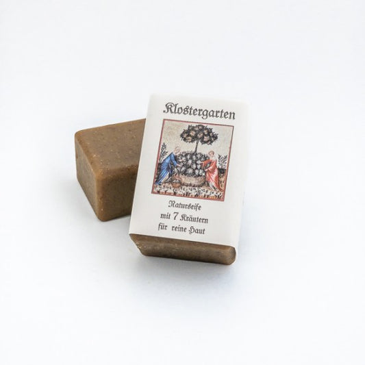 Zwei Stücke Klostergarten Seife, eines mit Etikett, Mandelöl & Sheabutter, heilende Kräuter gegen Narbenbildung