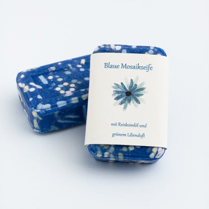 Zwei Blaue Mosaik-Seifenstücke, eines mit Banderole, pflegendes Olivenöl, ergiebig, ca. 85 g