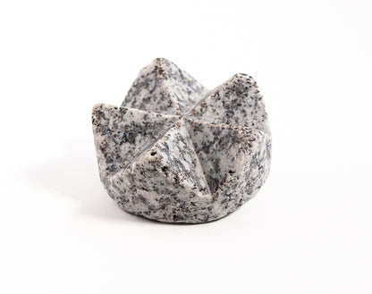 Helle Seifenkrone® Ablage aus Granit, ohne Seife, weiß mit schwarzen Einsprengseln, funktionelles und extravagantes Design