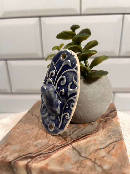 Seifenschale aus Keramik Libelle Grundfarbe blau + Handtuchanhänger