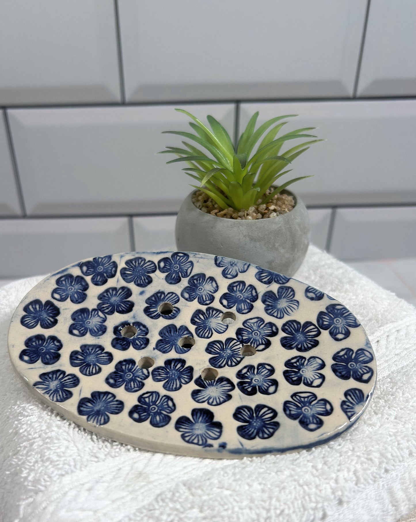 Seifenschale aus Keramik Kleine blaue Blüten