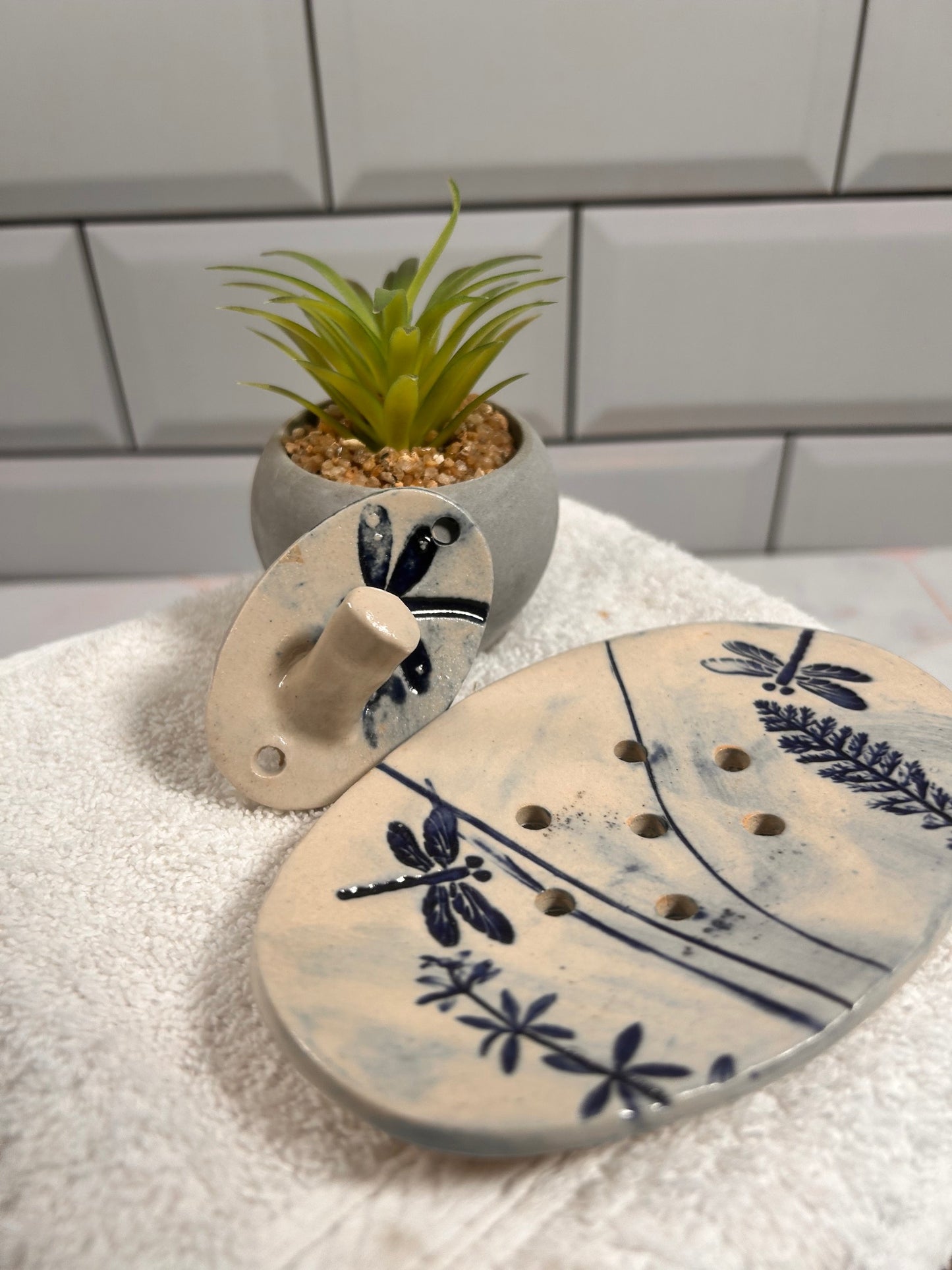 Seifenschale aus Keramik Libelle Grundfarbe weiß, Motiv blau + Handtuchanhänger