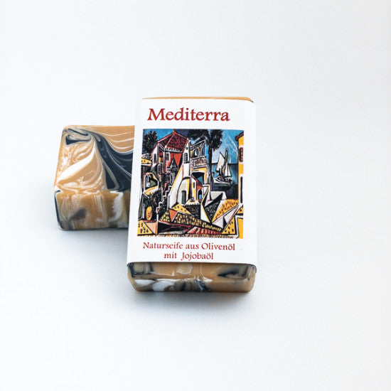 Zwei Stücke Mediterra Seife, eines mit Etikett, Sandelholz und Rose, Basis aus Amber und Benzoe, mediterraner Duft