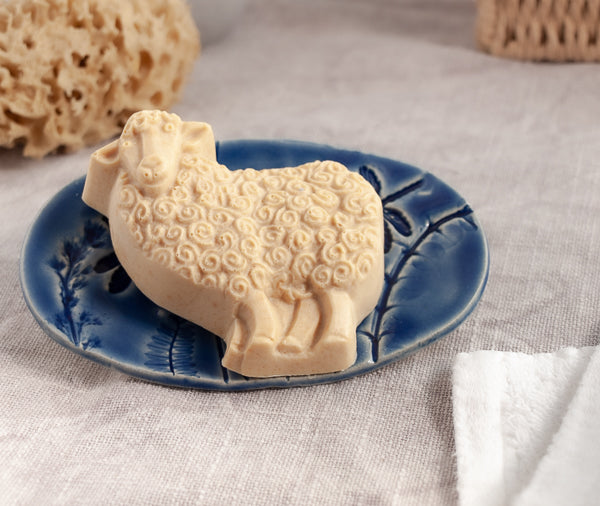 Schaumschaf Seife in Schafsform, cremiger Schaum mit Schafmilch und Sheabutter, angenehmer süßlicher Duft mit Karameleinschlag