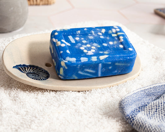 Seife mit Olivenöl – Blaue Mosaik: Duft von Lilien & Freesien, Pflegend & Ergiebig