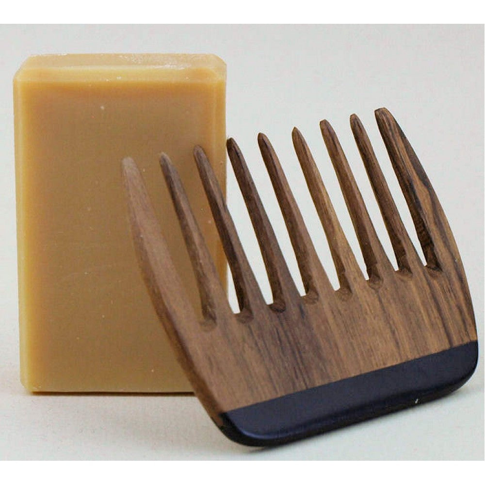 Shampooseife neben einem Kamm, demonstriert Anwendung für Haarwäsche, natürliche Pflege für unterwegs