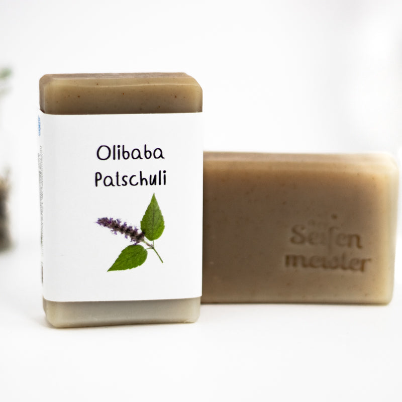 Zwei Jojoba & Patchouli Seifen, eines mit Etikett, vegane Pflege, ideal für empfindliche Haut, ohne fettigen Film